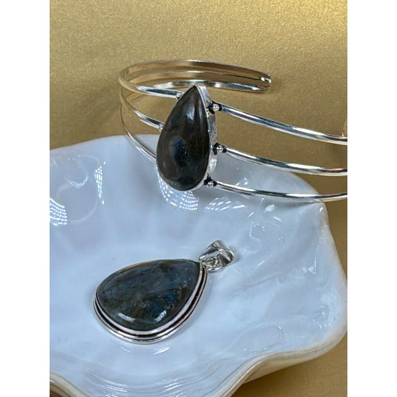 Purple & Blue Flash Labradorite Pendant and Cuff Gift Set - Picture 4 of 6